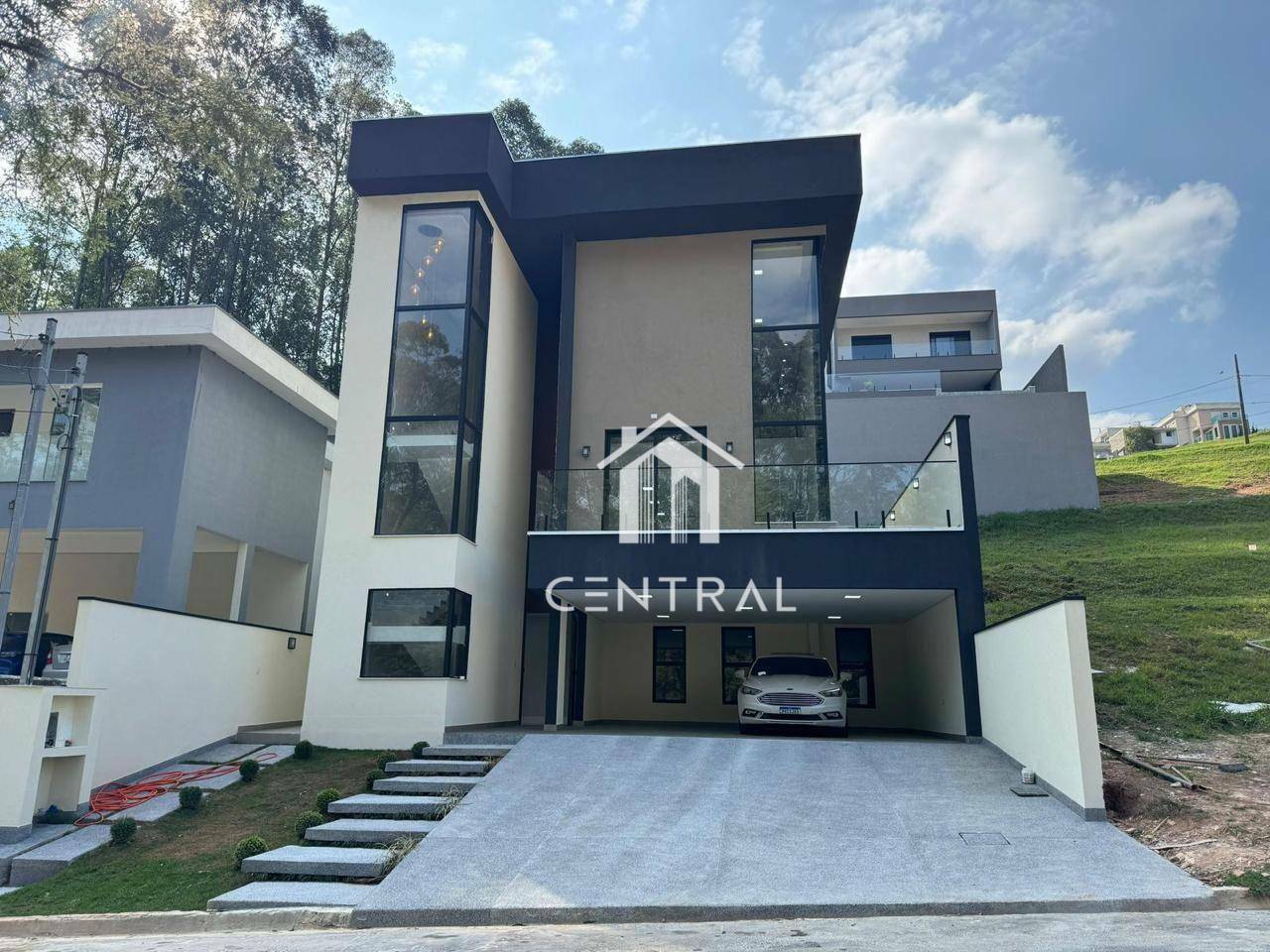 Casa à venda com 3 quartos, 382m² - Foto 1