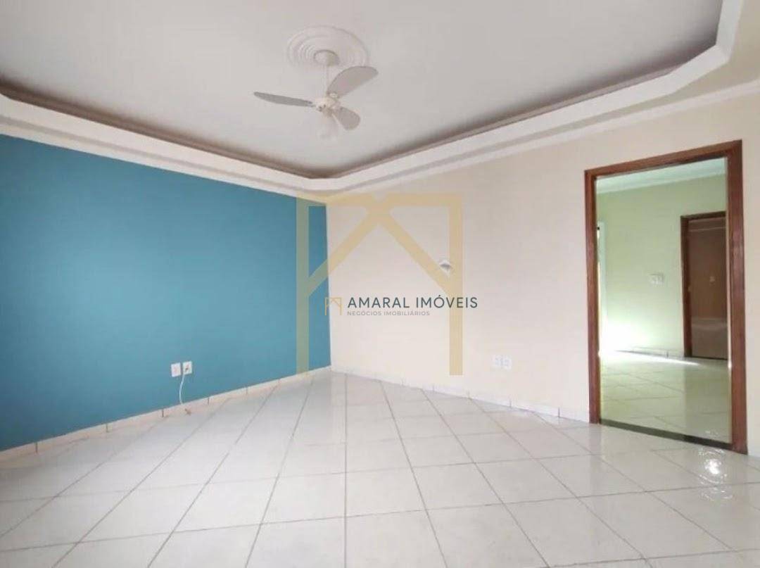 Casa à venda com 2 quartos, 190m² - Foto 2