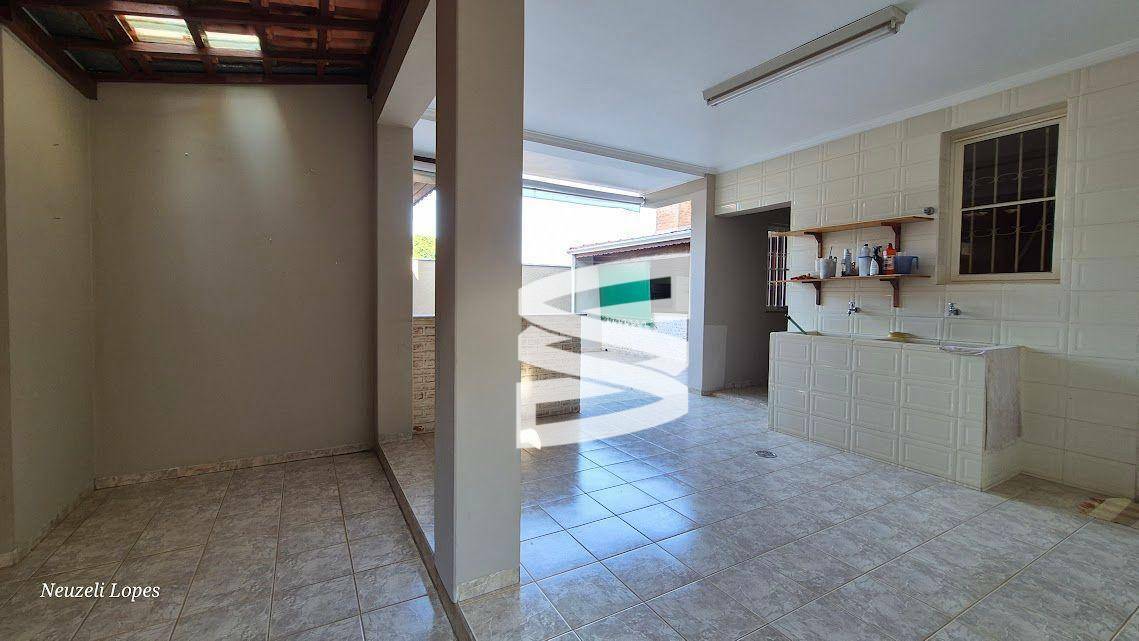 Casa à venda com 3 quartos, 224m² - Foto 18