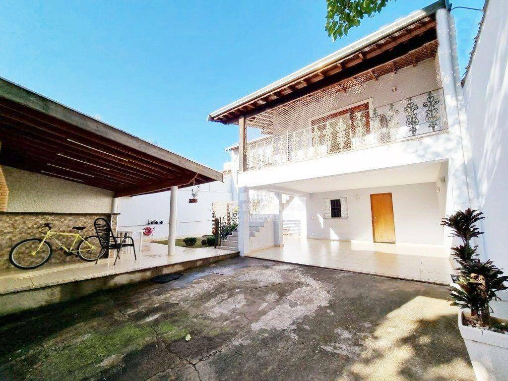 Casa à venda com 4 quartos, 210m² - Foto 4