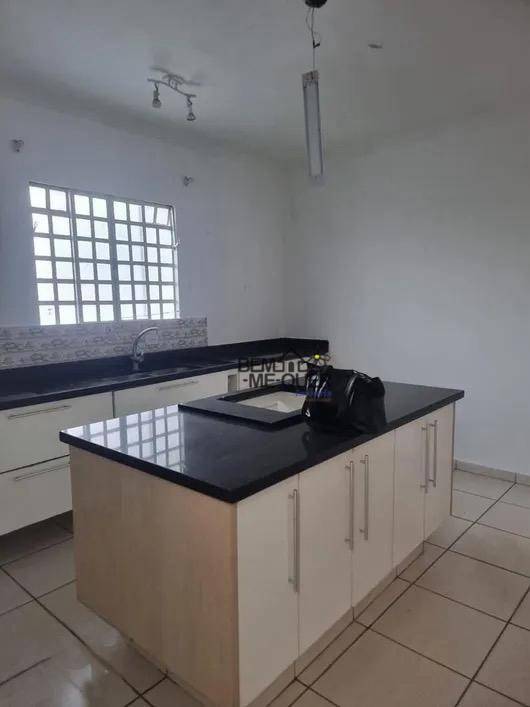 Casa à venda com 3 quartos, 112m² - Foto 1