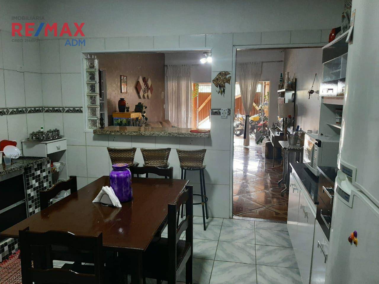 Casa à venda com 4 quartos, 230m² - Foto 1