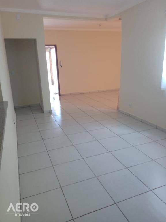 Casa à venda com 2 quartos, 130m² - Foto 2