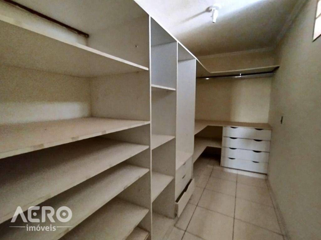 Casa para alugar com 4 quartos, 220m² - Foto 10