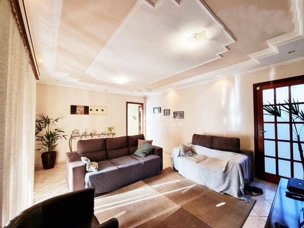 Casa à venda com 4 quartos, 210m² - Foto 1