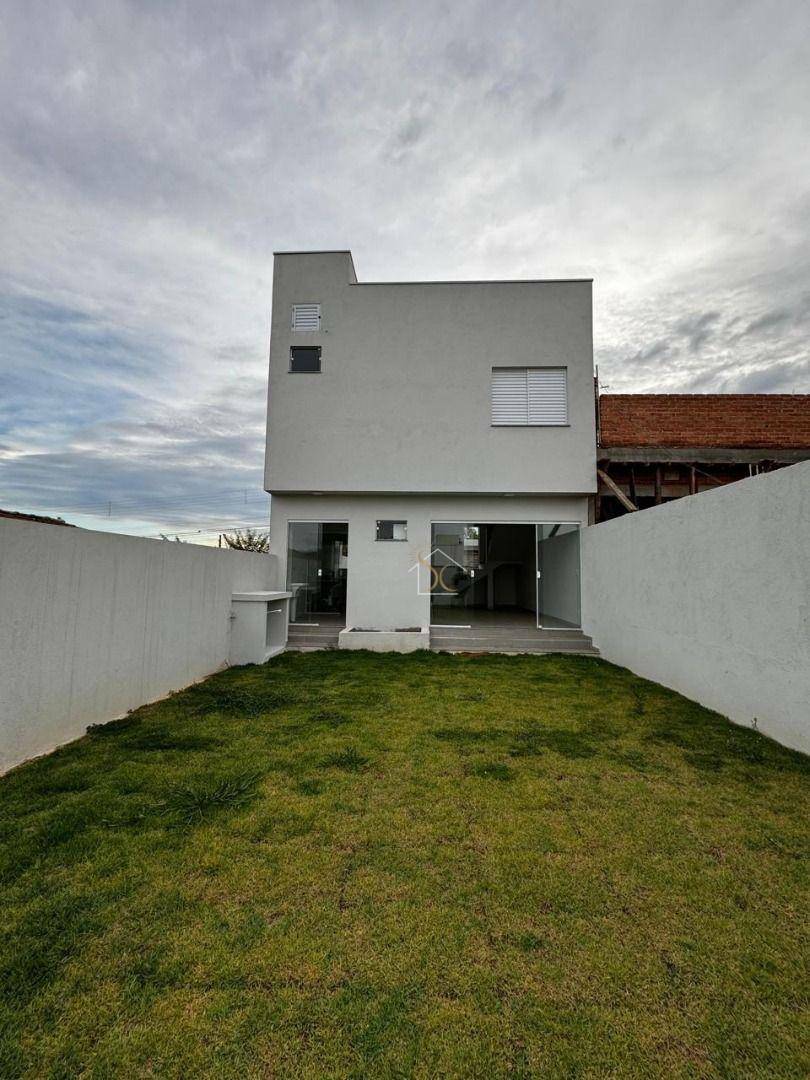 Casa à venda com 2 quartos, 87m² - Foto 1