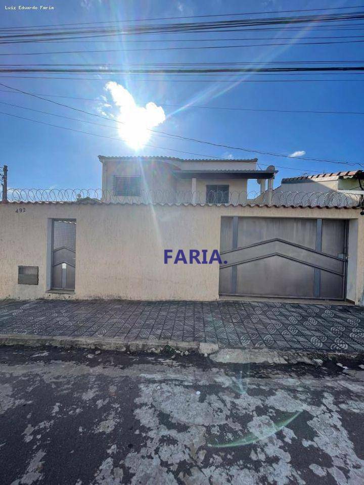 Casa à venda com 4 quartos, 200m² - Foto 1