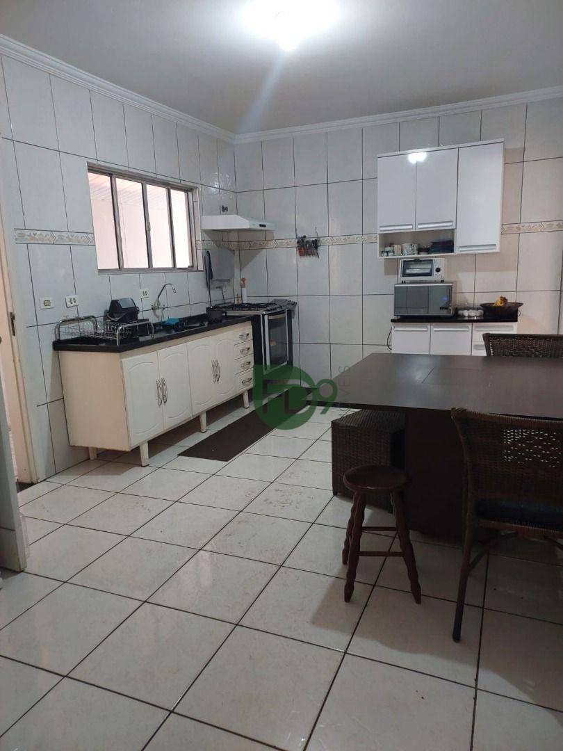 Casa à venda com 4 quartos, 216m² - Foto 2