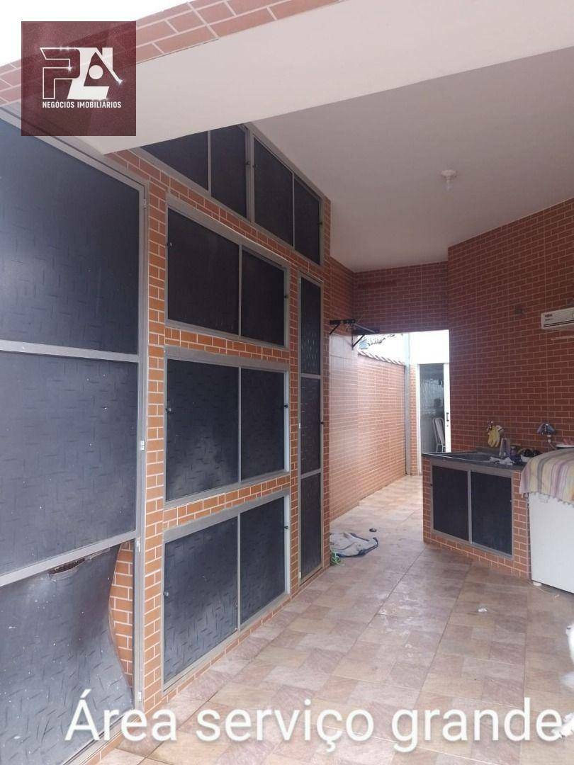 Casa à venda com 3 quartos, 225m² - Foto 2