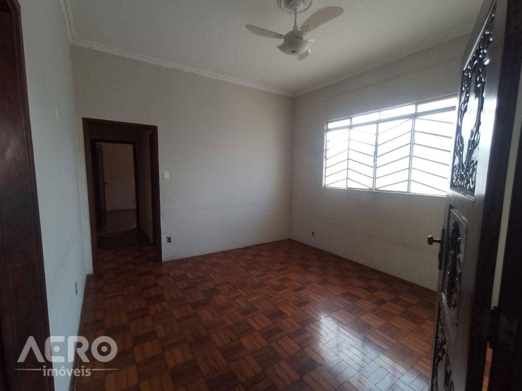 Casa à venda com 3 quartos, 170m² - Foto 6