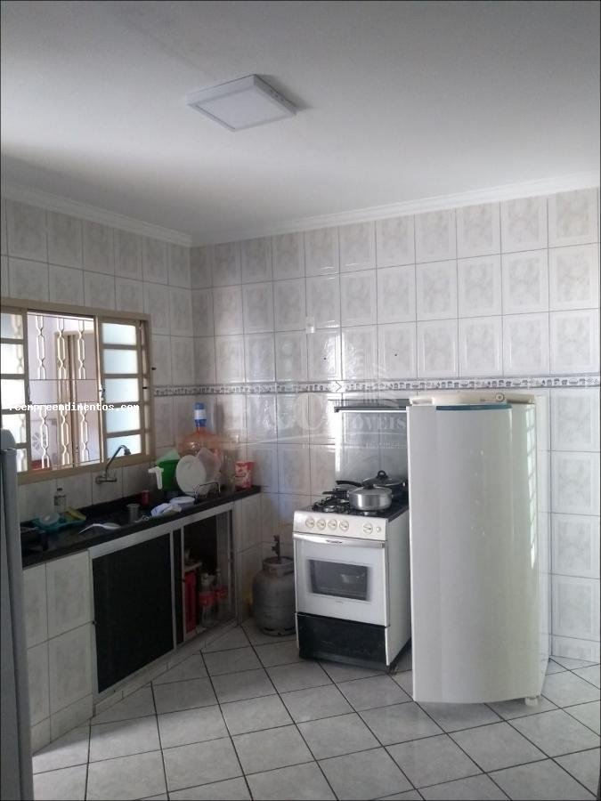 Casa à venda com 2 quartos, 200m² - Foto 1