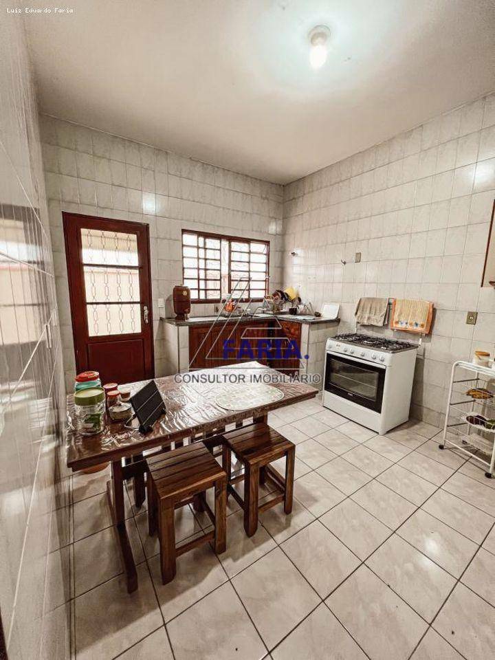 Casa à venda com 4 quartos, 230m² - Foto 7