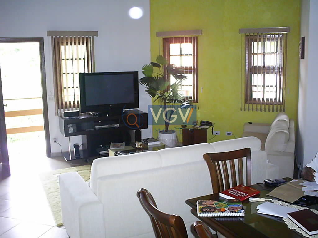 Casa à venda com 4 quartos, 220m² - Foto 1