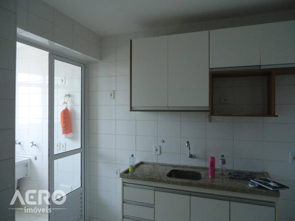 Apartamento à venda com 2 quartos, 65m² - Foto 2