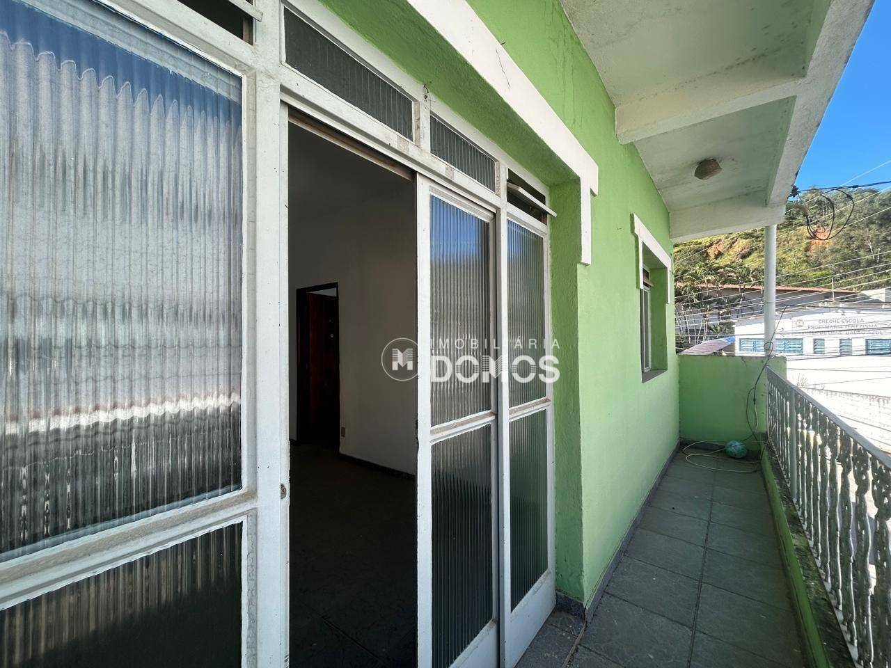 Casa à venda com 6 quartos, 230m² - Foto 1