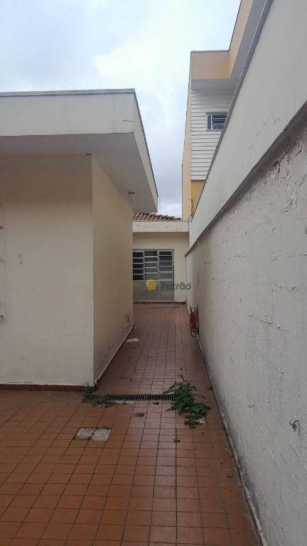 Casa para alugar com 4 quartos, 226m² - Foto 16