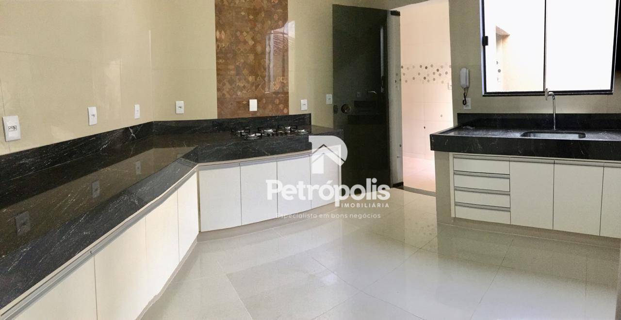 Casa à venda com 4 quartos, 245m² - Foto 4