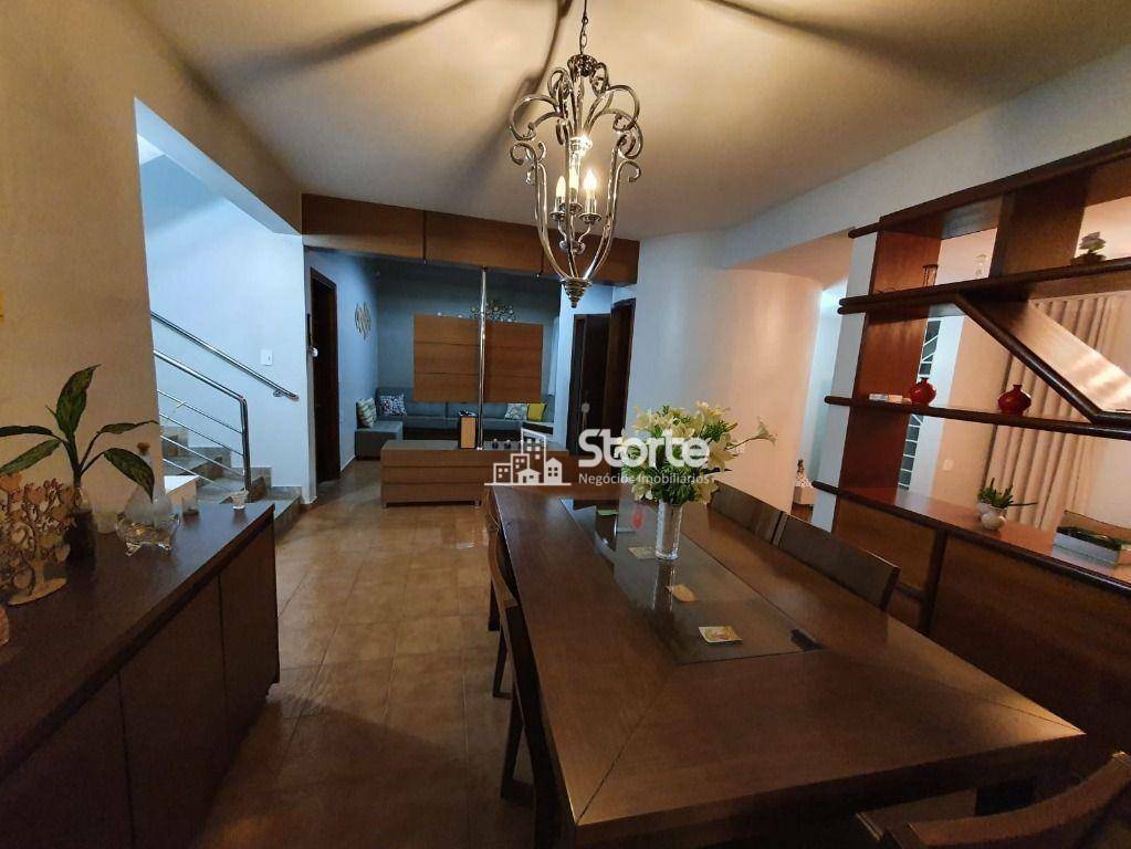 Casa à venda com 4 quartos, 376m² - Foto 1