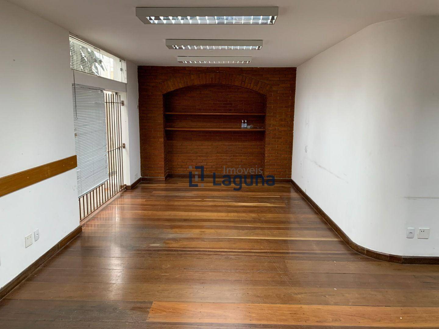 Casa para alugar com 3 quartos, 373m² - Foto 1