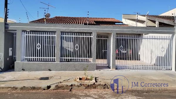 Casa à venda com 3 quartos, 330m² - Foto 1