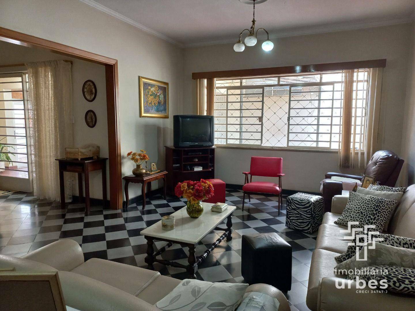 Casa à venda com 3 quartos, 232m² - Foto 1