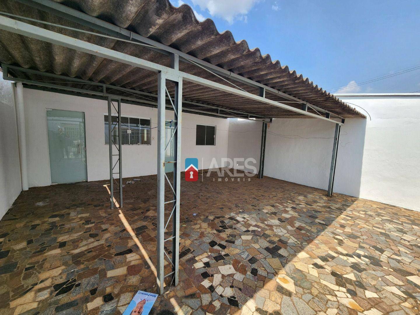 Casa à venda com 3 quartos, 90m² - Foto 1