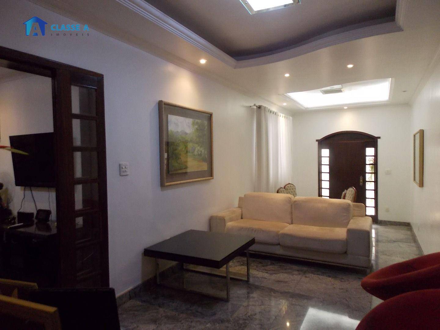 Casa à venda com 4 quartos, 300m² - Foto 1