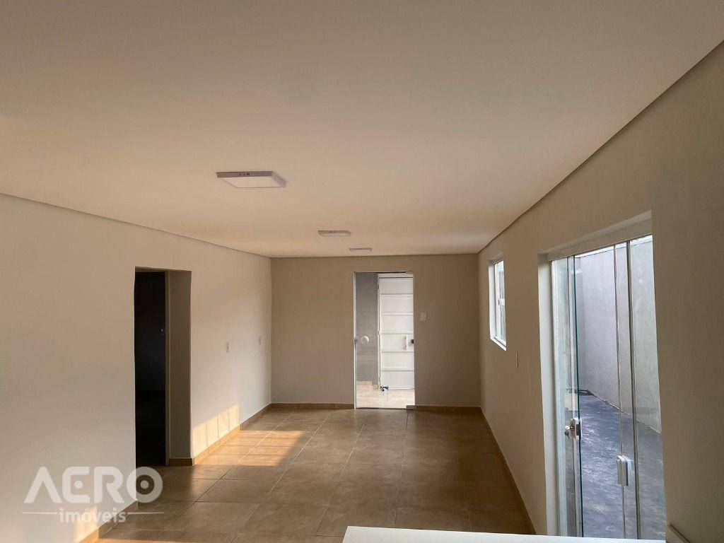 Casa à venda com 2 quartos, 110m² - Foto 1