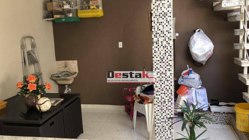 Sobrado à venda com 3 quartos, 138m² - Foto 1