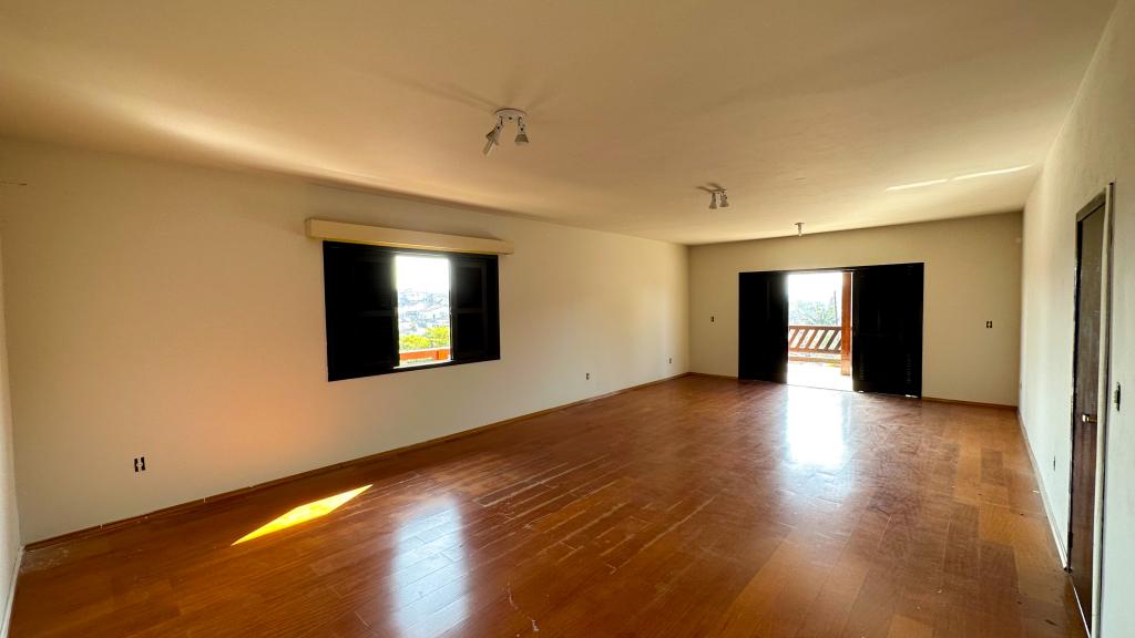 Casa à venda com 3 quartos, 540m² - Foto 2