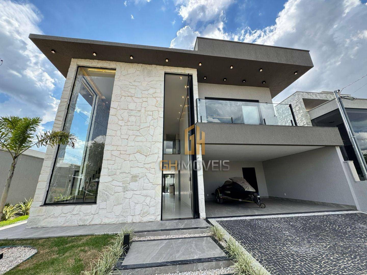 Sobrado à venda com 3 quartos, 312m² - Foto 1