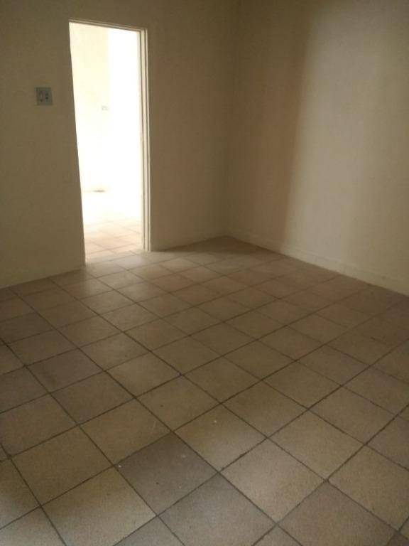 Casa à venda com 1 quarto, 200m² - Foto 2