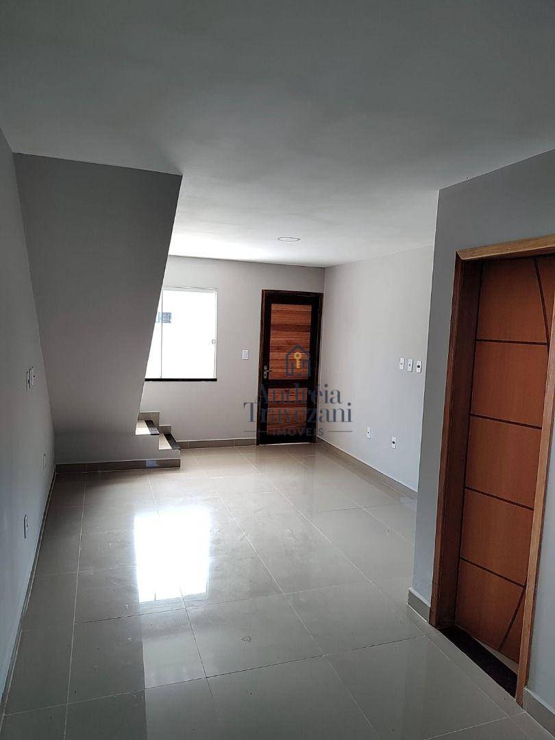 Casa à venda com 2 quartos, 70m² - Foto 2