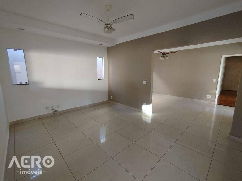 Casa para alugar com 3 quartos, 210m² - Foto 4
