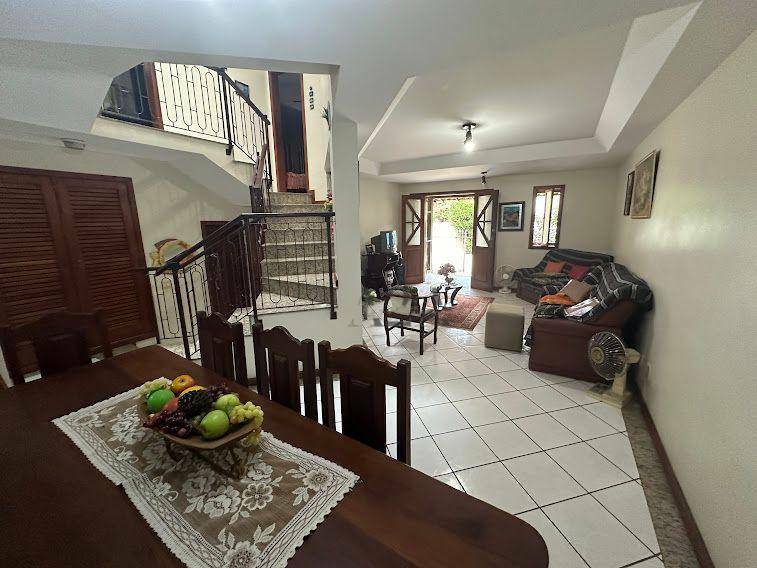 Casa à venda com 4 quartos, 180m² - Foto 2