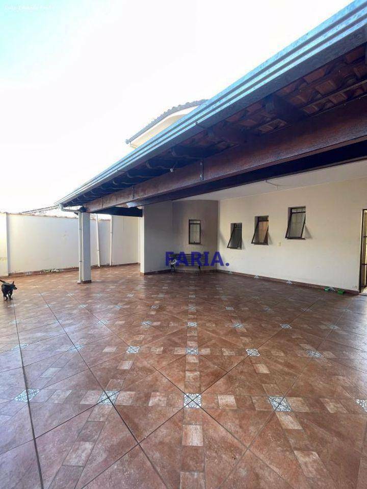 Casa à venda com 4 quartos, 200m² - Foto 2