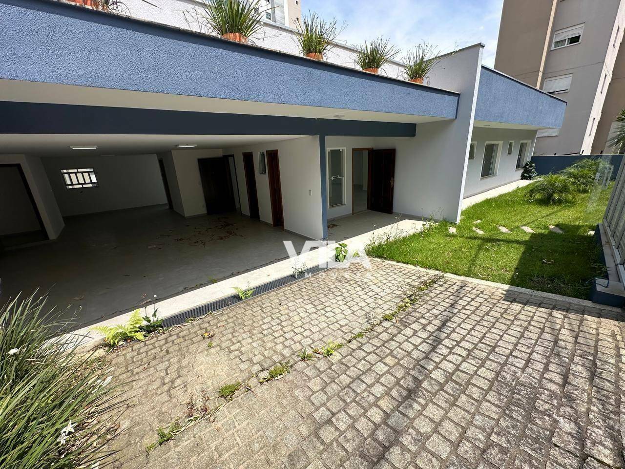 Casa à venda e aluguel com 4 quartos, 300m² - Foto 1