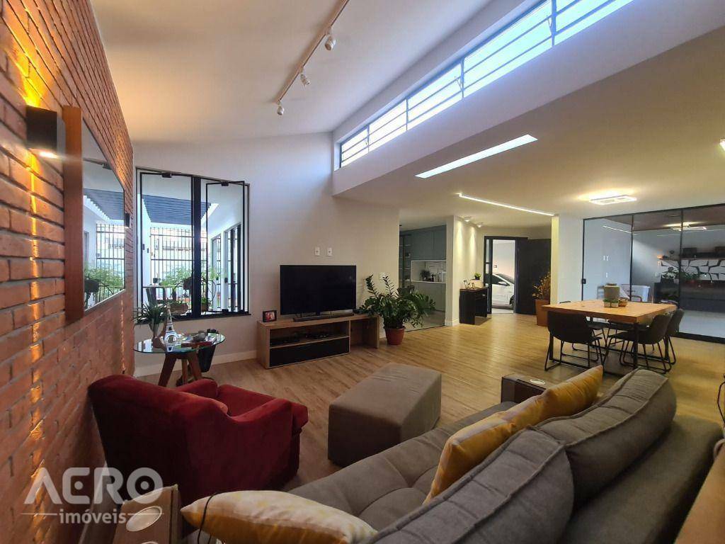 Casa à venda com 3 quartos, 252m² - Foto 1