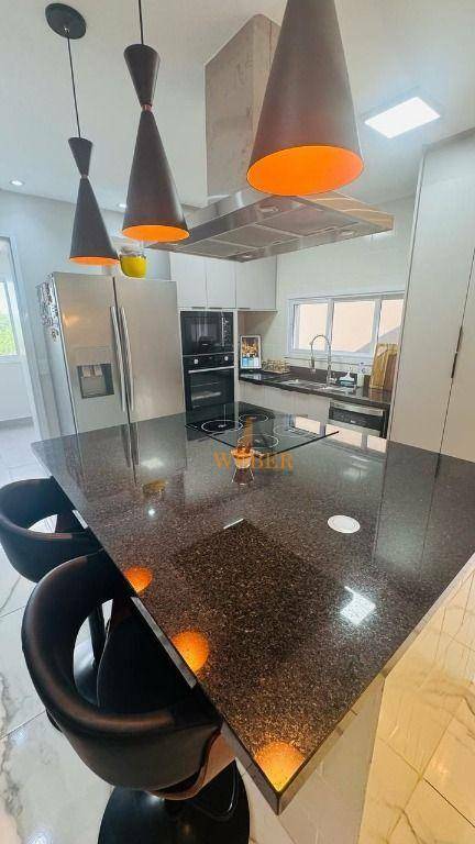 Sobrado à venda com 3 quartos, 250m² - Foto 1