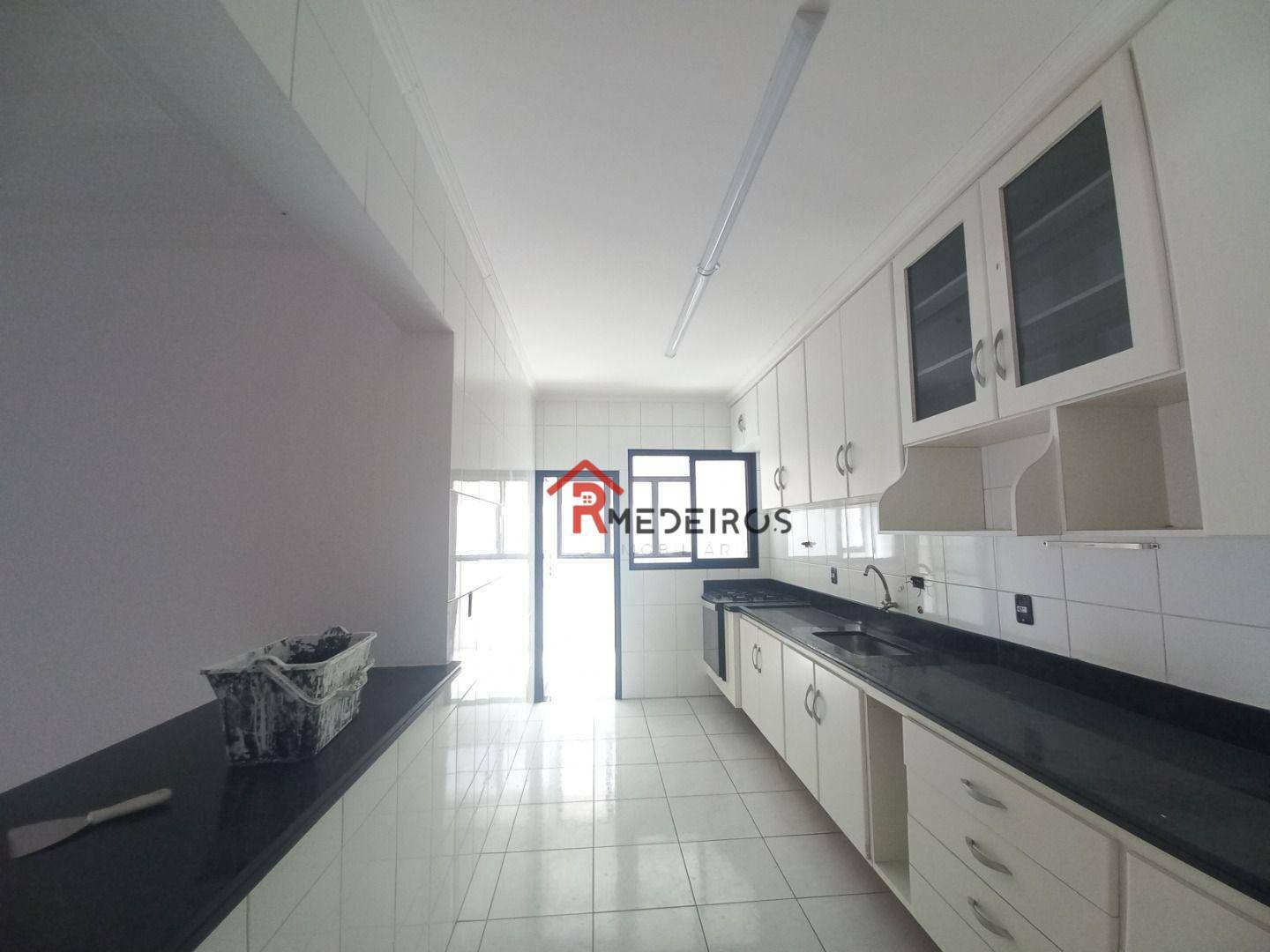 Apartamento à venda com 3 quartos, 131m² - Foto 2