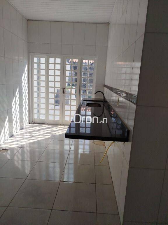 Casa à venda com 4 quartos, 200m² - Foto 2