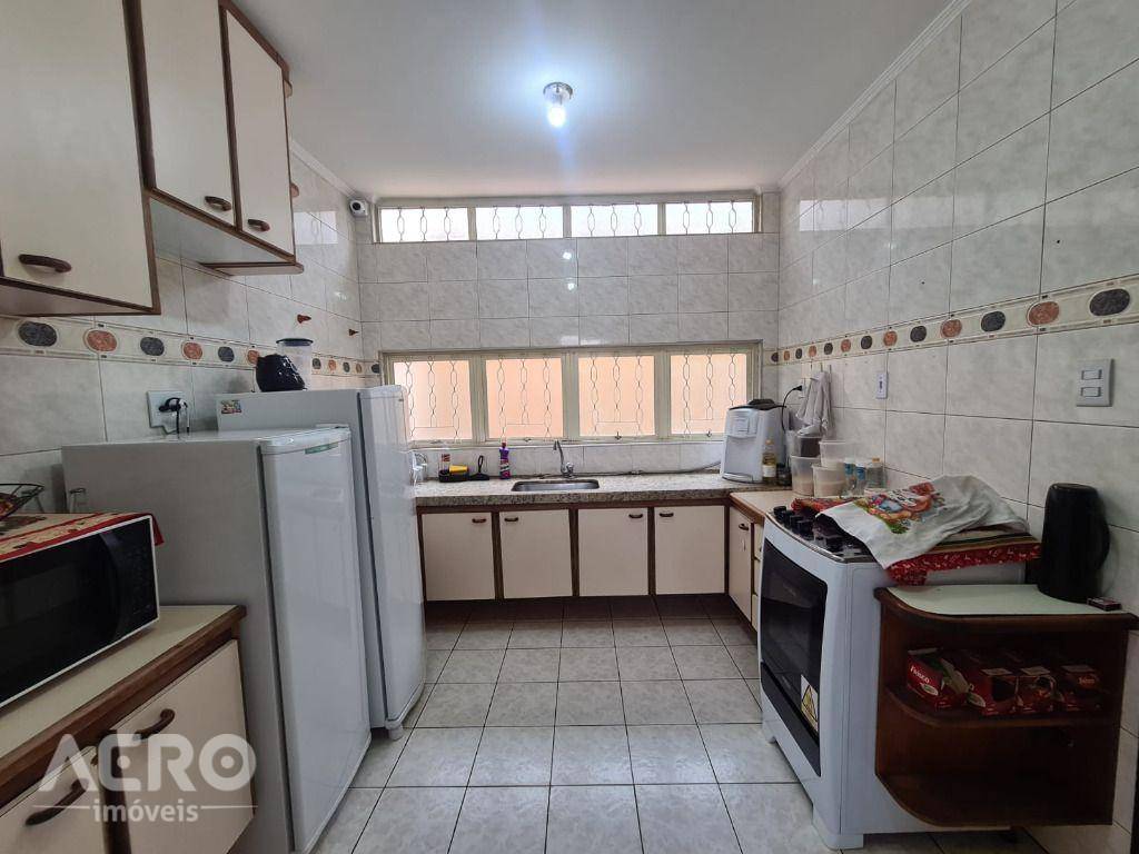 Casa à venda com 4 quartos, 220m² - Foto 14