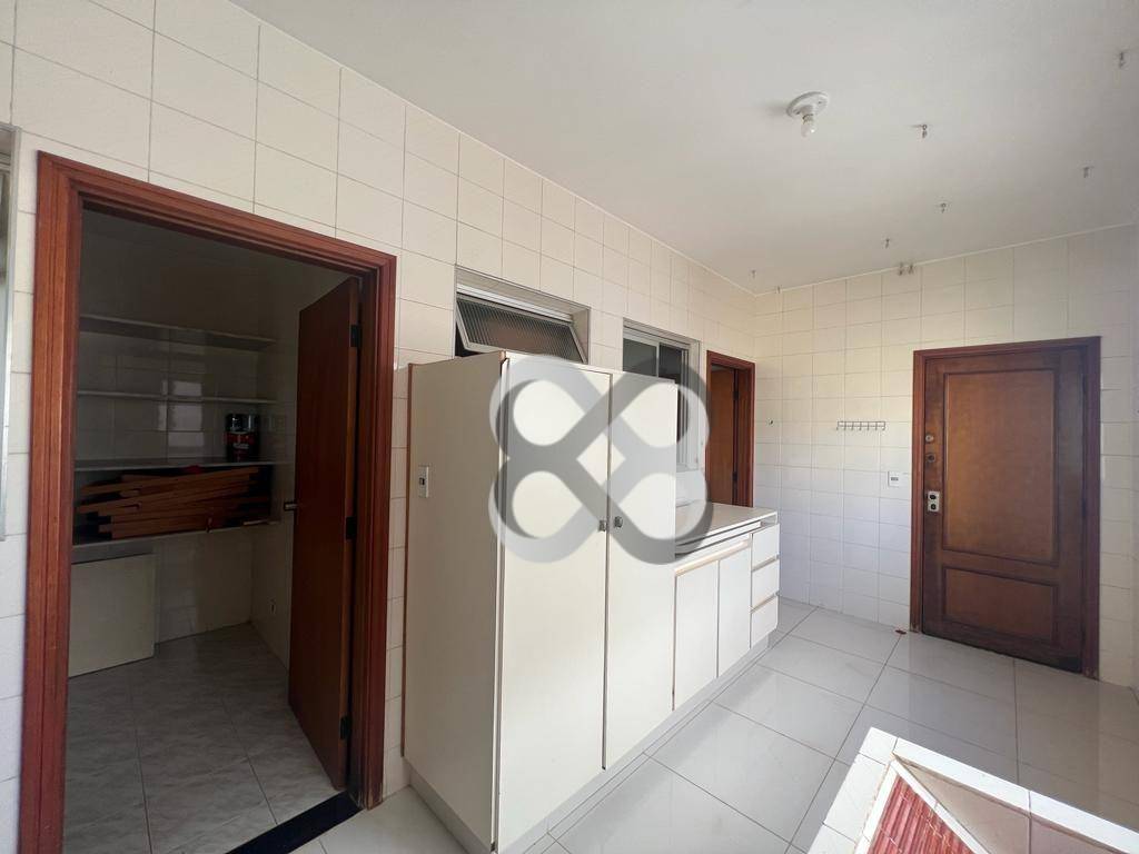 Apartamento à venda com 3 quartos, 208m² - Foto 12