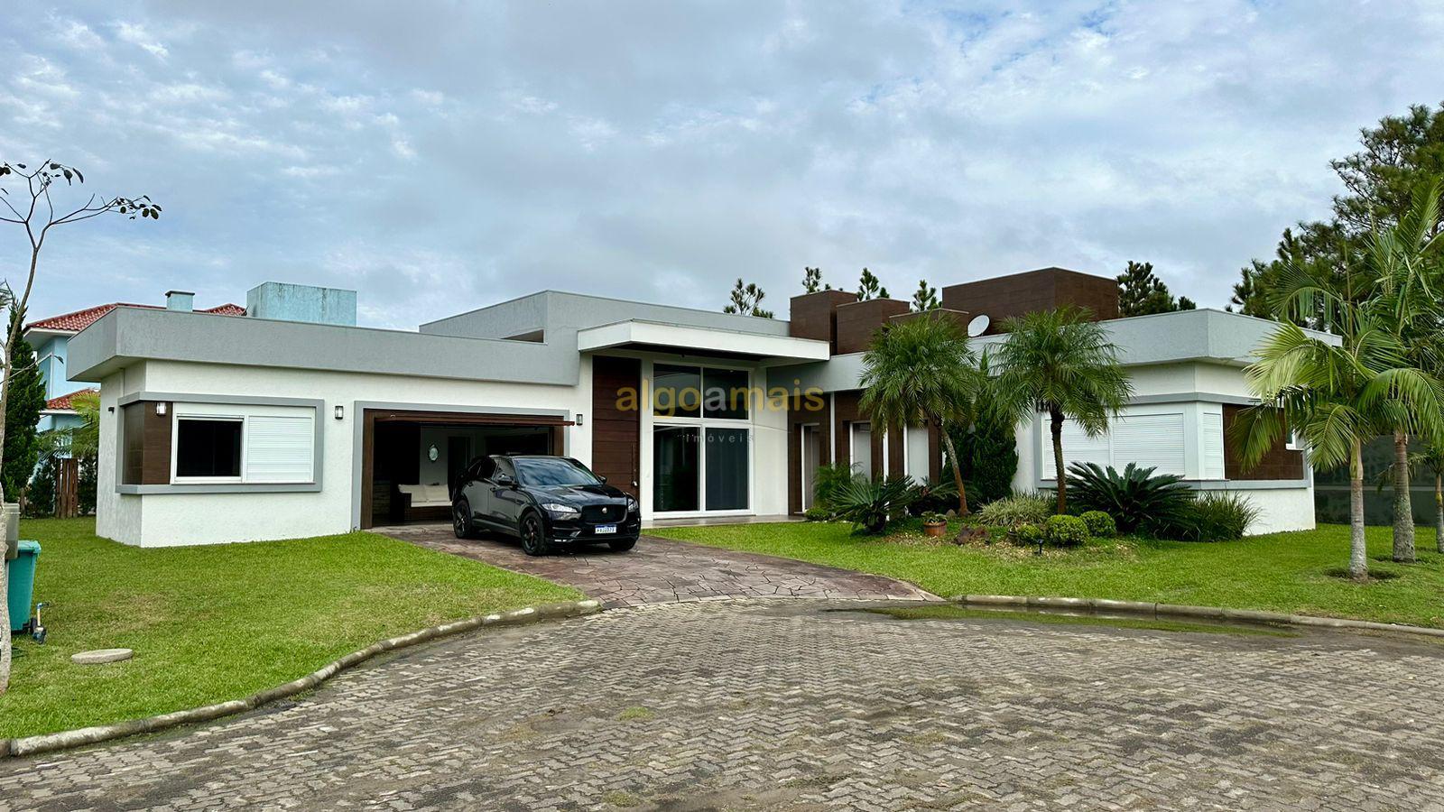 Casa de Condomínio à venda com 4 quartos, 240m² - Foto 1