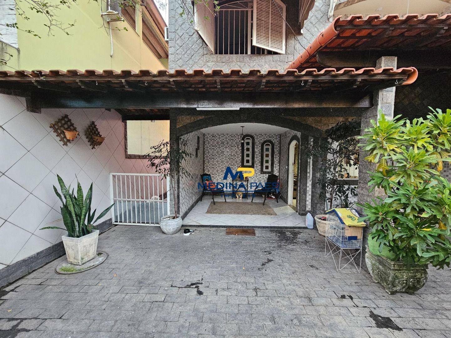 Casa de Condomínio à venda com 4 quartos, 240m² - Foto 2