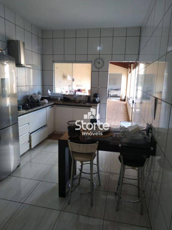 Casa à venda com 3 quartos, 250M2 - Foto 10