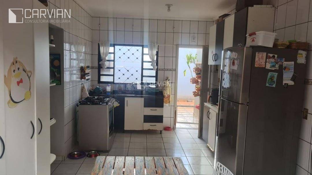 Casa à venda com 3 quartos, 90m² - Foto 4