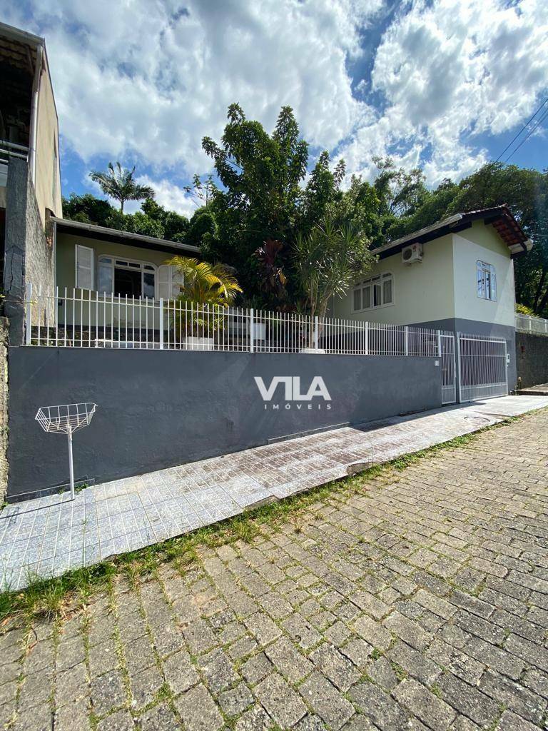 Casa à venda com 4 quartos, 219m² - Foto 1