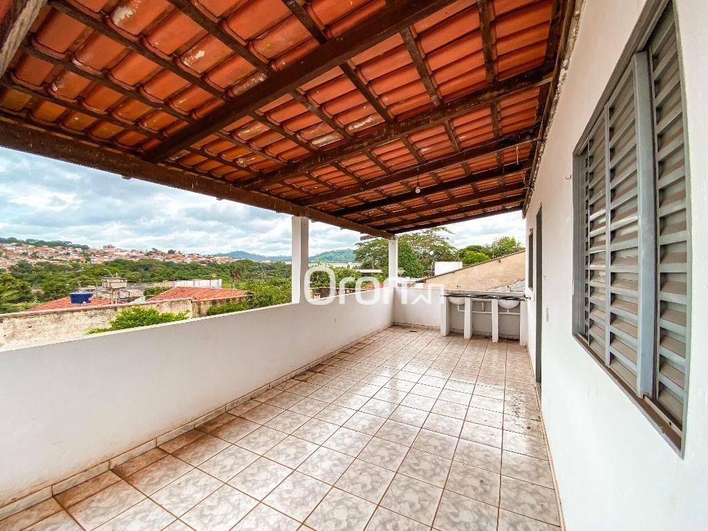 Sobrado à venda com 6 quartos, 300m² - Foto 2