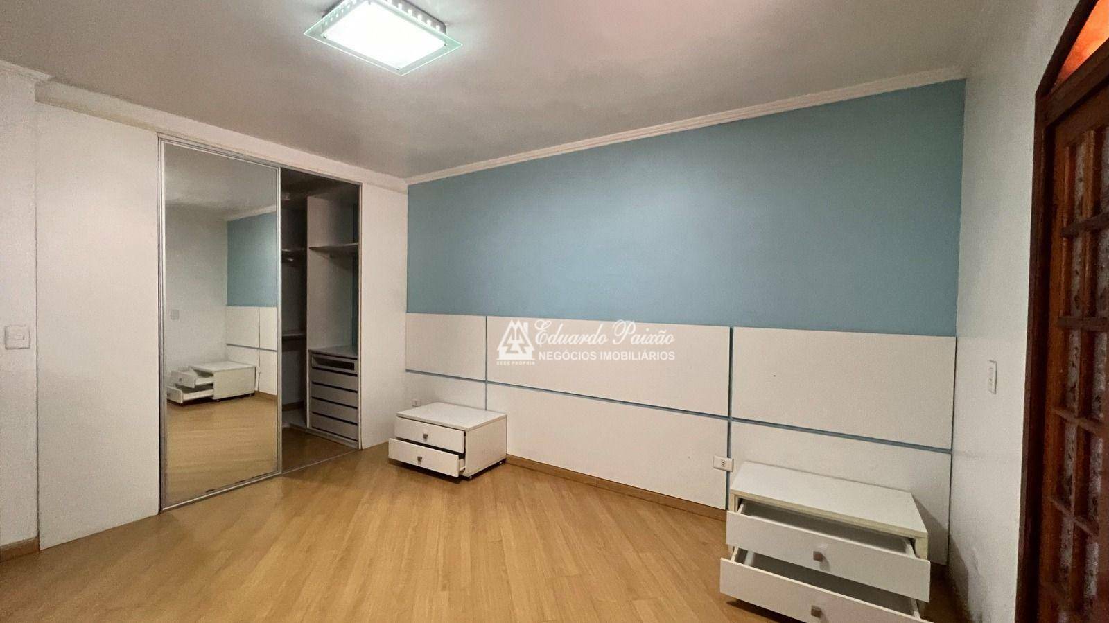 Sobrado à venda com 3 quartos, 180m² - Foto 1